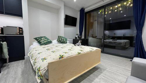 The Jungle Apartment - by Coastline Retreats - Jungle Themed Garden Apartment - Outdoor Bath - Next to Seafront - Childrens Toys - Superfast Wifi - Netflix - Disney - Foto 4