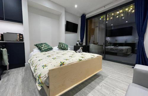 The Jungle Apartment - by Coastline Retreats - Jungle Themed Garden Apartment - Outdoor Bath - Next to Seafront - Childrens Toys - Superfast Wifi - Netflix - Disney - Foto 4