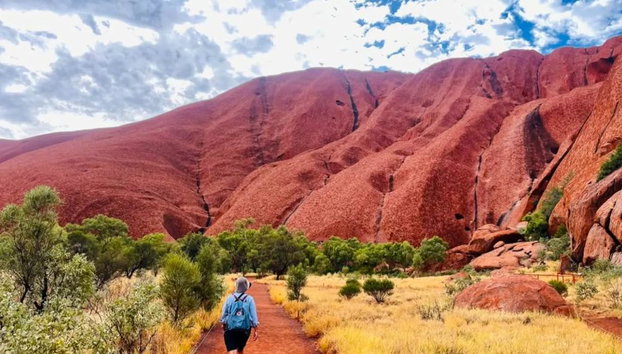 Tour guiado a pie por la base de Uluru por la mañana en grupo reducido - Foto 3