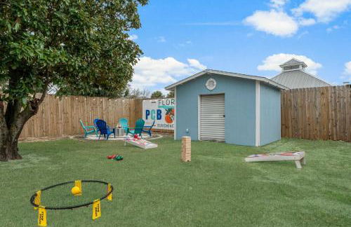 March Sale! Walk to Beach - Large Private Yard - Fire Pit - Dog Friendly - Foto 28