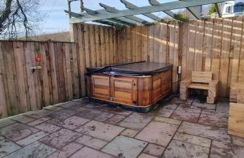 Stylish Lodge in the Peak District sleeps up to 9 - Photo 2