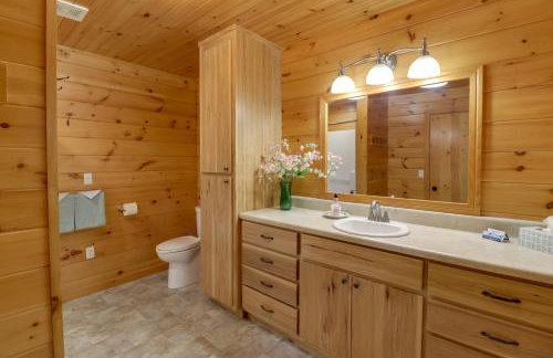 Serene and Secluded Alabama Cabin with Covered Deck! - Foto 19