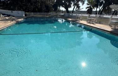 Larkin's Corner Salt Springs Resort Cottage 10 - Foto 13