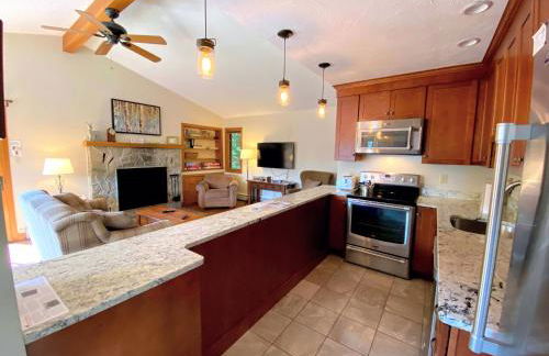 FC44 Renovated 3bed 3bath Forest Cottage AC views yard fast wifi Walk to skiing - Foto 14