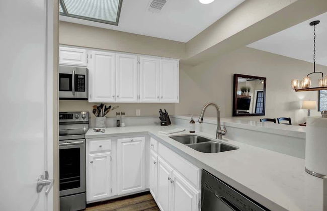 Luxury Riverfront Condo 1 BLK to Schlitterbahn! - Foto 13