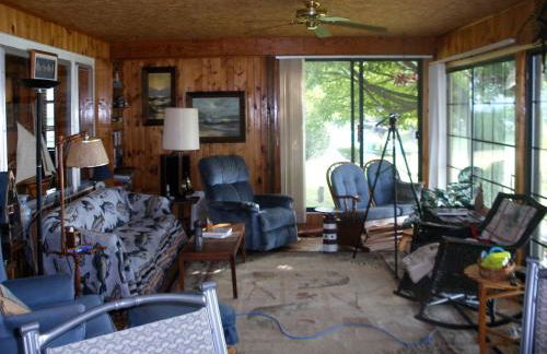 Rustic Lakefront Cottage Rental for Four on Randall Lake, Michigan - Foto 8