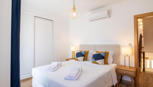 Luxuosa Villa com Piscina, Garagem e Vista Mar - Foto 4