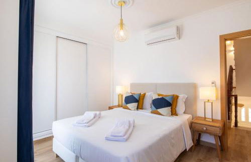 Luxuosa Villa com Piscina, Garagem e Vista Mar - Foto 4