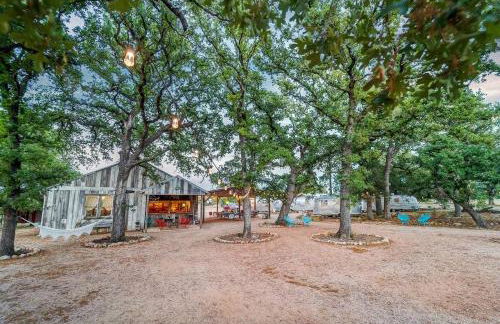Luxury Airstream Campsite Nestled Beneath Oak Trees Outside of Austin, Texas - Foto 38