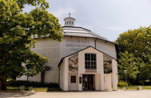 C4S COME4STAY Altötting - 3-Zi Whg I Zentrale Lage I Parkplatz I Balkon I WIFI I SmartTV I 1 Kingsize, 1 Queensize Bett I Office Arbeitsplatz I Wohnbereich mit Couch und Essbereich I voll ausgestattete Küche I Nespresso - Foto 38