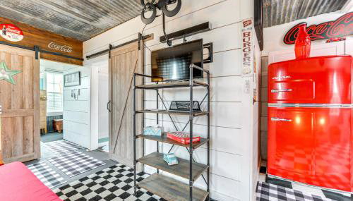 Fifties Diner-Style Llano Home with Shared Fire Pit - Foto 5