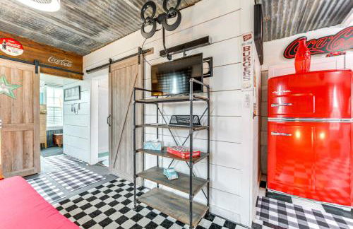 Fifties Diner-Style Llano Home with Shared Fire Pit - Photo 5