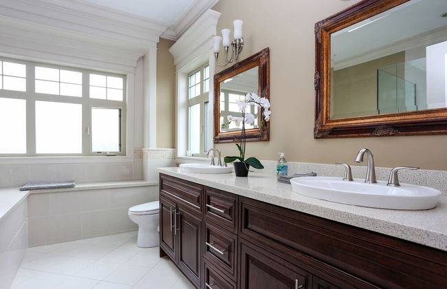 Grand 4 Bedroom Vacation House near Vancouver Downtown - Photo 25