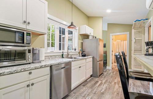 Secluded Bungalow Near Acadia and Bar Harbor -Private, Pet Friendly, Fire Pit - Foto 19