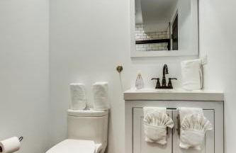 Converted Store Front Home Lets You Live Like a Local in the Heart of it All! condo - Foto 27