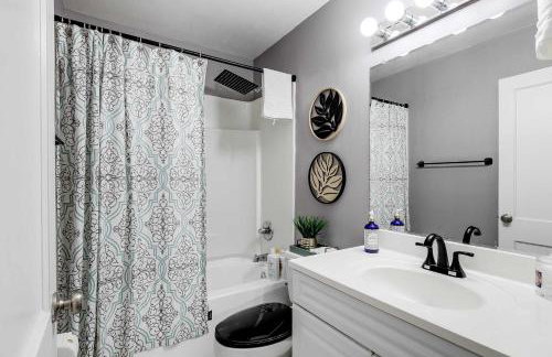 The Cozy Bungalow free parking fully fenced backyard - Foto 27