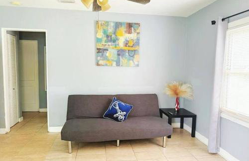 Super Cute & Cozy Home With 2 Bedrooms Near Everything In Jacksonville - Photo 9