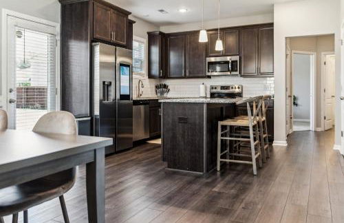 Family-Friendly 4BR Home with BBQ & Free Parking - Foto 34