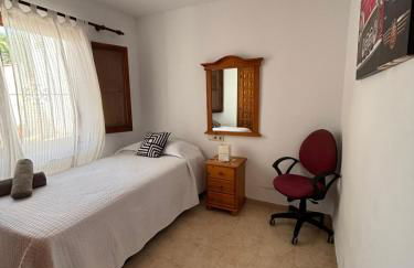 Apartamento con jardín, piscina y parking - Foto 11