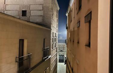 Apartment in monumental square Madrid Center - Photo 9