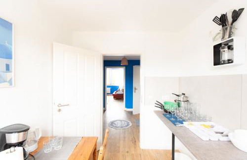 - Ocean Haven Deluxe with Coastal Charm - 2-Room Sea-Inspired Apartment 75 qm - Central Location - Elegant Nautical Design - Renovated in 2024 with TV & Netflix - Full Kitchen & Free Parking - Near Metro & Airport - King Beds - - Photo 22