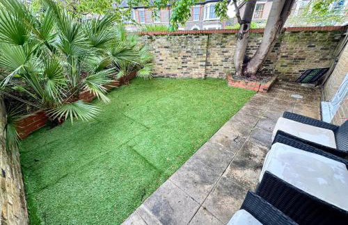 Spacious 3-Bed Home with Garden, Private Parking, Smart Tv's, Fast Wi-Fi - Photo 43