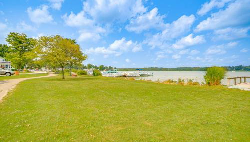 Steps to Lake and Public Boat Ramp Edinboro Cottage - Foto 2