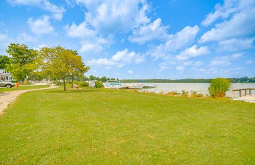 Steps to Lake and Public Boat Ramp Edinboro Cottage - Foto 2