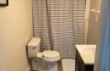 Stylish and Convenient with WiFi & Fenced yard - Foto 12