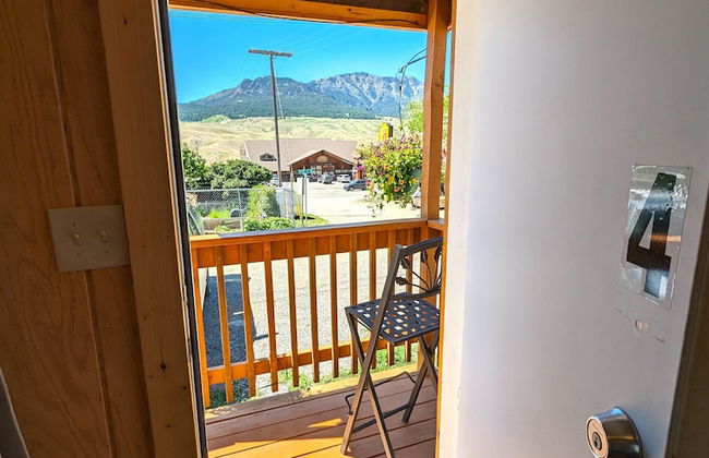 Yellowstone's Treasure Cabins - Photo 21