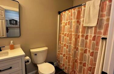 NEW! Modern Getaway - Hot Tub l Fire Pit l Pool table - Foto 18