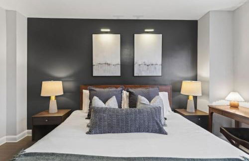 CASA Arlington Suite with In-Suite Massage Chair & Premium Amenities - Foto 13