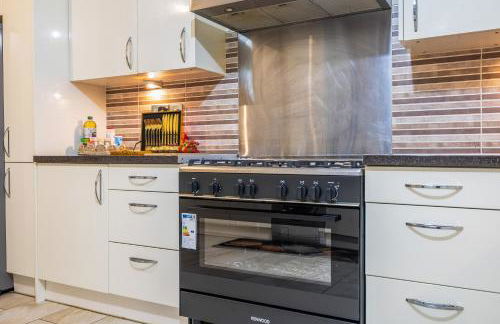 Spacious 4 Bedroom Home Near City Centre Sleeps 11 with Free Parking - Foto 51