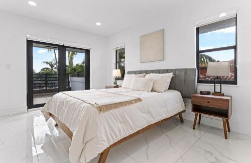 April Sale! 4 BR - Private Pool, Grill, Soaking Tub, Near Coral Gables & MIA Airport - Photo 15