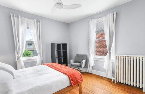 Sojourn Lovely Hill Family Home with Backyard near DC Icons - Foto 25