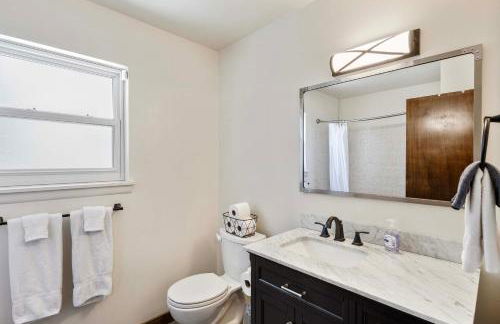 Lakefront Washington Home with Private Pool and Sauna - Foto 14