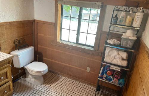 Cozy Cottage off Salmon River Tributary, in Town - Foto 12