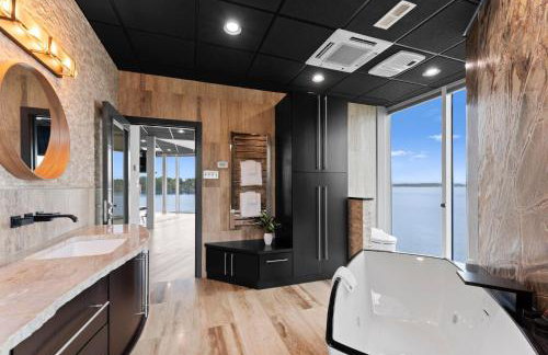 The Glass Mansion w/Optional Boat Rental - Foto 50