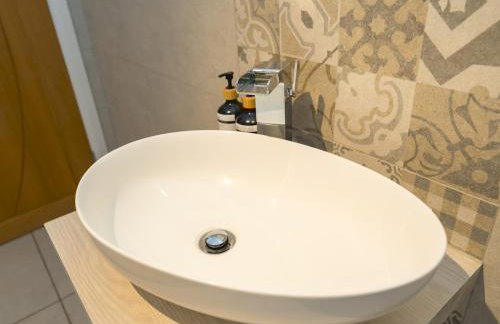 Modern 4-Bed Home Spacious & Comfortable - Pass the Keys - Foto 36