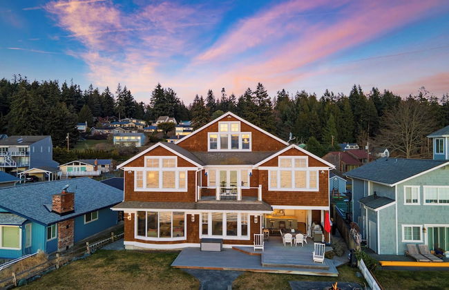 Waterfront 4bdr w/ Deck, Stunning Views, Fire Pit Cedar Street by Avantstay - Foto 38