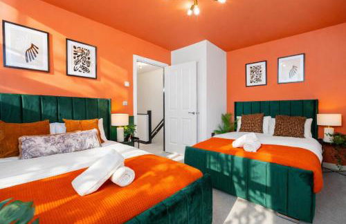 2 Bedroom House with 4 Beds, 3 Doubles & 1 Single - In Salford, 10 mins Uber from Manchester City Centre - Located in Salford close to Old Trafford, Manchester united, Trafford Park, Salford Quays & more! With Garden & Parking - By MAEVELA Manchester - Foto 2