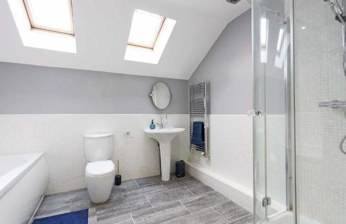 Spacious Dewsbury Home, 8 beds, sleeps 10, Free Parking and Wifi, 3 TVs, Close to motorways - Foto 11