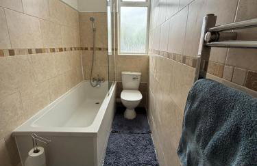 Leeds Serviced Accommodation - Apartments - 3 Bed House-Close To Centre -M621 & M1 - Contractors - Business Travellers - Families - Photo 20