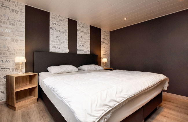 Modern Family Home With Wellness - Photo 6