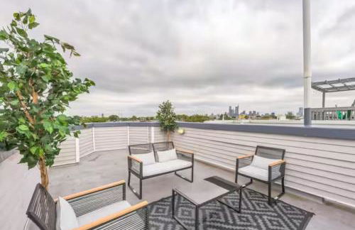 Lovely 2BR w Patio - 10 mins to DT - Sleeps 10 - Foto 25