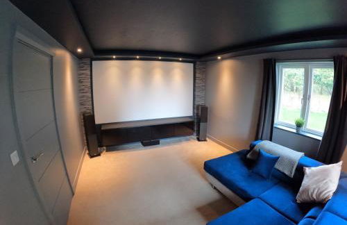 Unique, Spacious, Self-Built Eco Home with huge garden and movie room - Photo 7