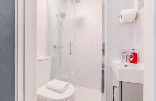 Immense Bright 5BR House near Kensington Olympia - Photo 57
