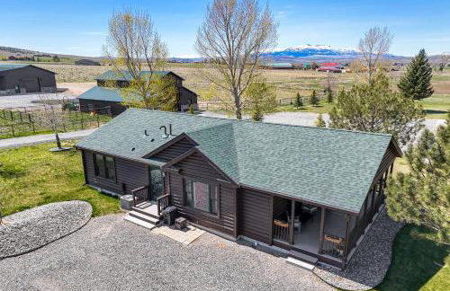 Serene Yellowstone Country Retreat with Deck and Views - Foto 24