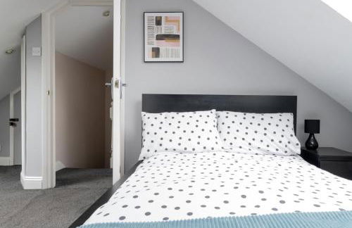 Gorgeous 2-Bed Located in Quiet Area with Nearby Stations - Foto 9