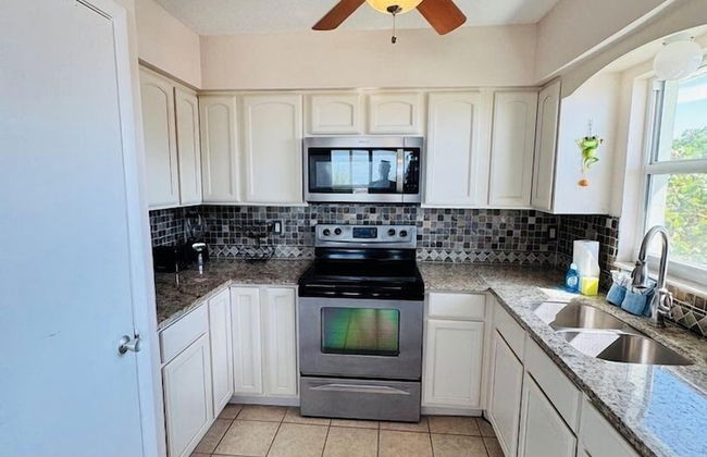 763 North Shore Upstairs 3 Bedroom Apts by RedAwning - Foto 5